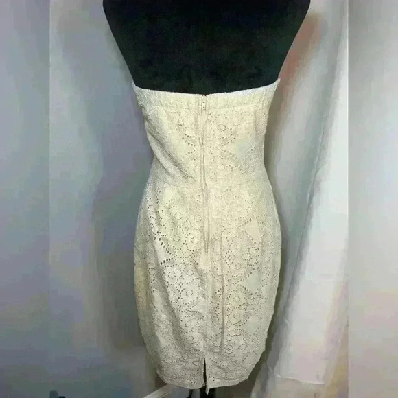 Lulu’s Cream Eyelit Strapless Dress with pads - size small - Picture 3 of 4